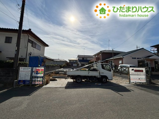 深谷市上野台　新築一戸建て　ブルーミングガーデン　01の前面道路含む現地写真