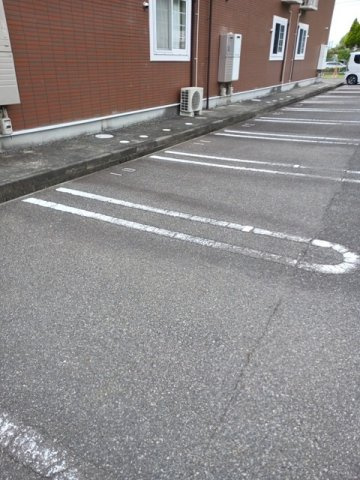 グランディール　Ｂの駐車場|車をお持ちの方に嬉しい駐車場付きの物件です