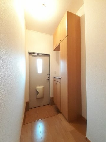 グランディール　Ｂの玄関|収納もある玄関です