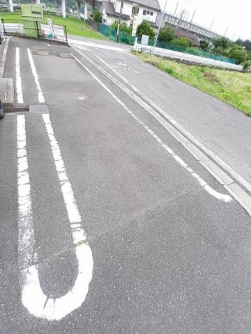 グランディール　Ｂの駐車場|車をお持ちの方に嬉しい駐車場付きの物件です