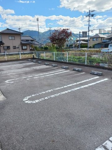 メゾン・ド・フルールの駐車場|駐車場があるので、車を買う予定の方も安心です