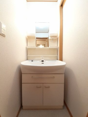 メゾンフォレスタＢ棟の洗面所|コンパクトで使いやすい洗面所