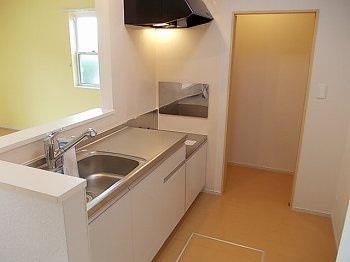 ウッディーベルＣのキッチン|コンパクトなキッチンで掃除もラクラク