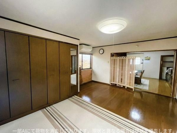 星和台一丁目　戸建ての洋室|広々とした洋室が印象的です。大きな窓から自然光が入りやすく室内が明るく保たれます。収納スペースが豊富なのでお部屋もすっきり片付きます。落ち着いた色合いのフローリングが温かみを演出しています。