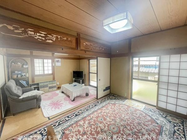 星和台一丁目　戸建ての和室|和室らしい落ち着いた雰囲気が広がる空間です。障子や彫刻欄間が特徴的で伝統的な和の趣が感じられます。自然光がたっぷり差し込む大きな窓も魅力です。