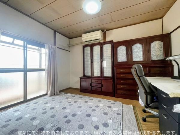 星和台一丁目　戸建ての和室|大きな窓からやわらかな光が入る和室です。落ち着きのある畳が敷かれ、棚を設置する広さもあります。