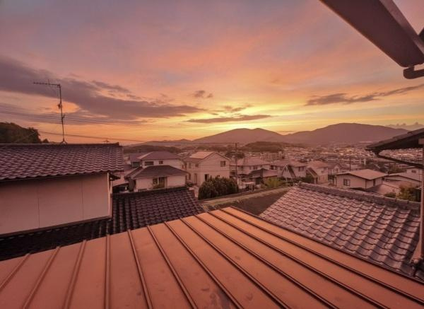 星和台一丁目　戸建てのその他|写真からは広がる街並みや山々が眺められ開放感のある現地からの眺望となっています。屋根越しに遠くまで見渡せるため開けた印象を受けます。夕暮れ時の空の色合いも心に残ります。