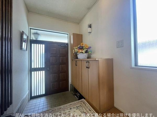 星和台一丁目　戸建ての玄関|玄関は明るさが感じられる空間です。収納スペースも充実しておりすっきりとした印象です。ドア横の大きな窓から自然光が入りやすく開放感があります。