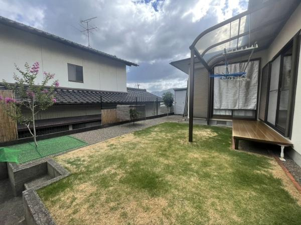星和台一丁目　戸建ての庭|広々とした庭は日当たりも良く開放感があります。人工芝と天然芝がバランスよく配置されており季節ごとに景観を楽しめます。ウッドデッキやテラス屋根も設置されているので使い勝手が良いです。