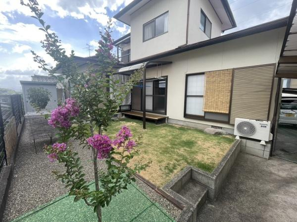 星和台一丁目　戸建ての庭|敷地内に緑が広がる庭があり開放感を感じることができます。季節の花々が彩りを添えています。建物と調和した外観が印象的です。日当たりの良いスペースが確保されています。手入れのしやすい設計となっています。