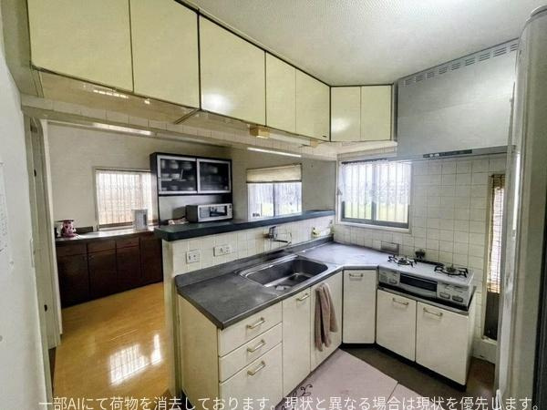 星和台一丁目　戸建てのキッチン|明るい窓のあるキッチンは開放感が感じられます。収納スペースが豊富で整理整頓がしやすい仕様です。L字型の配置で作業効率にも配慮されています。ゆとりのあるシンクと作業スペースが魅力的です。