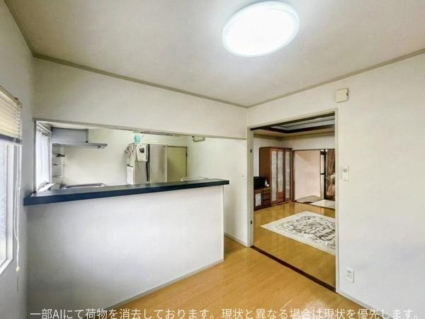 星和台一丁目　戸建てのキッチン|カウンター付きのキッチンで開放感があります。隣接したリビングと一体感のある空間設計です。窓から明るい光が入り室内が明るく感じられます。ナチュラルな床材が全体を落ち着いた雰囲気にまとめています。