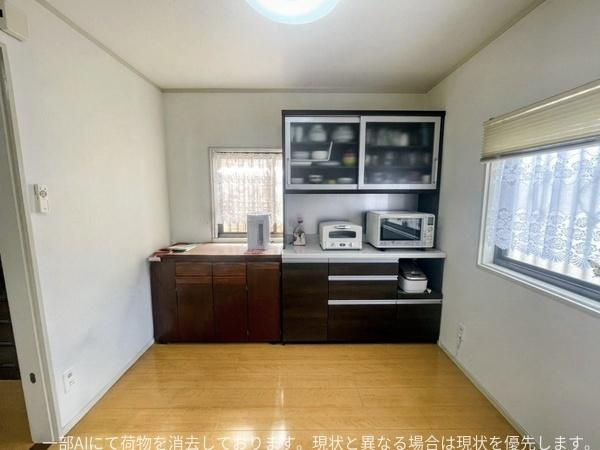 星和台一丁目　戸建てのキッチン|キッチンのある部屋には、収納家具などを置けるゆとりあるスペースが確保されています。お手持ちの家具や家電のサイズに合わせて配置でき、使い勝手のよいキッチン空間をつくることができます。