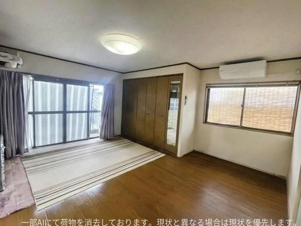 星和台一丁目　戸建ての洋室|大きな窓から光が差し込む洋室です。収納スペースが備わっておりすっきりとした印象です。フローリング仕上げでお手入れも簡単です。