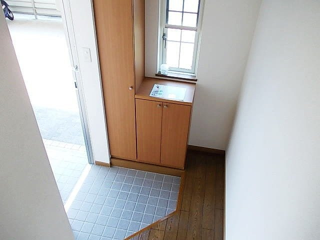 【玄関】 | 収納もある玄関です