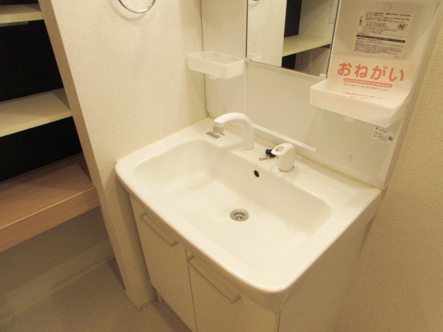 アンジュ宝塚の洗面所|ゆったりとスペースのある洗面所