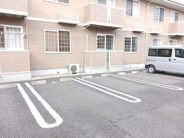 車をお持ちの方に嬉しい駐車場付きの物件です