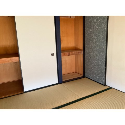 明るい色調の室内です