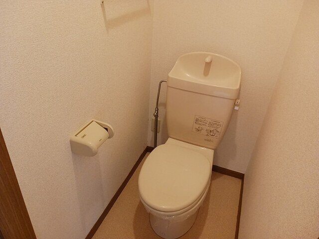 落ち着いた色調のトイレです
