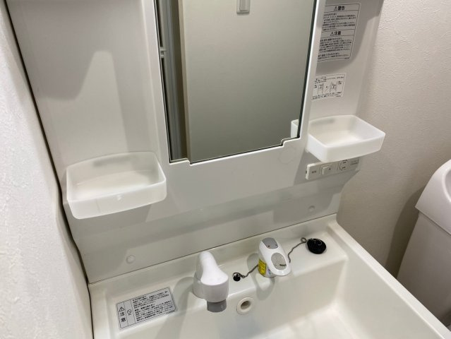 独立洗面台、小物を置くことができて便利です