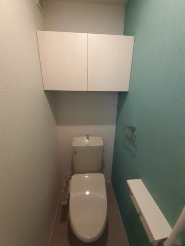 落ち着いた色調のトイレです