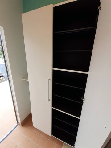 収納もある玄関です