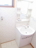 ゆったりとスペースのある洗面所