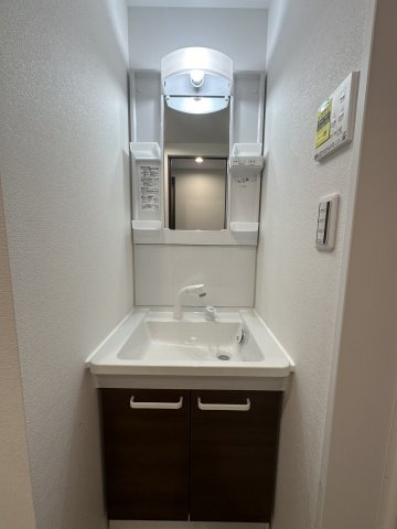 独立洗面化粧台が付いています