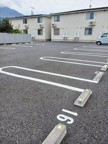 駐車場があるので、車を買う予定の方も安心です