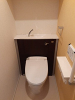 落ち着いた色調のトイレです