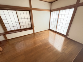 広くて明るい寝室