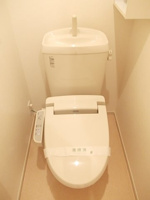 落ち着いた色調のトイレです