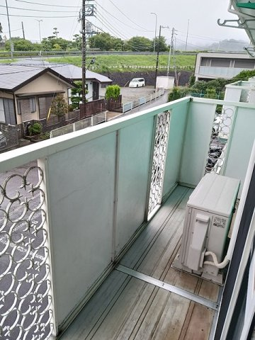 暖かな日差しのふりそそぐバルコニー
