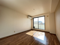 落ち着いて過ごせるお部屋なので、寝室にいかがでしょうか