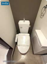 落ち着いた色調のトイレです