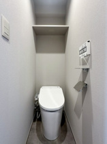 落ち着いた色調のトイレです