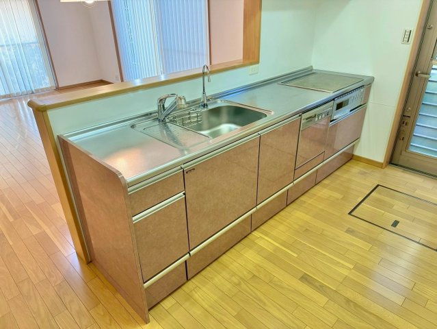 守山市今市町　中古戸建てのキッチン|IHクッキングヒーターは天板がフラットなのでお掃除も楽々です。