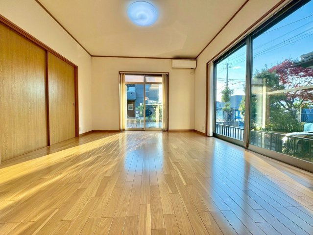守山市今市町　中古戸建ての居間・リビング|ご家族の集まるLDKはゆったり16帖です。