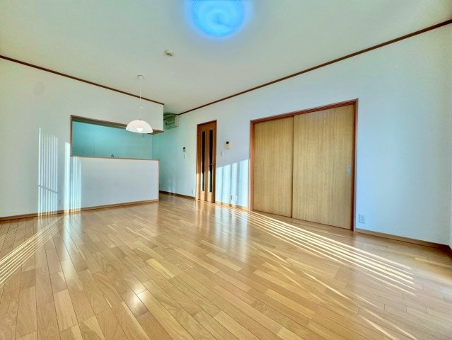 守山市今市町　中古戸建ての居間・リビング|家事をしながらでもご家族と会話を楽しんだり、TVを観ることが出来る対面キッチンです。