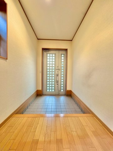 守山市今市町　中古戸建ての玄関|ゆったりとした玄関スペース。