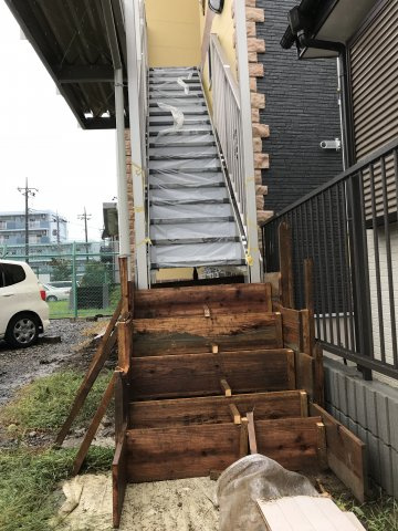 川崎市多摩区中野島６丁目のアパートのエントランス