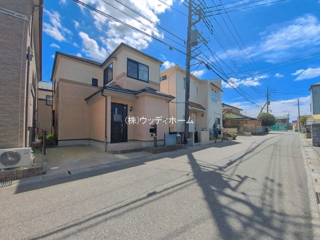 春日部市牛島　中古一戸建ての前面道路含む現地写真