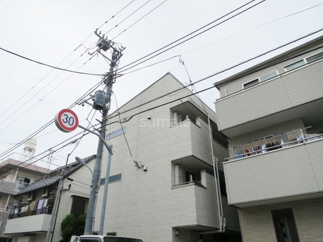 コーラルヴィラの外観|３階建ての縦長の外観です