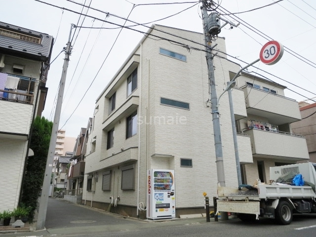 コーラルヴィラの外観|目の前の道路は車通りの少ない道路です