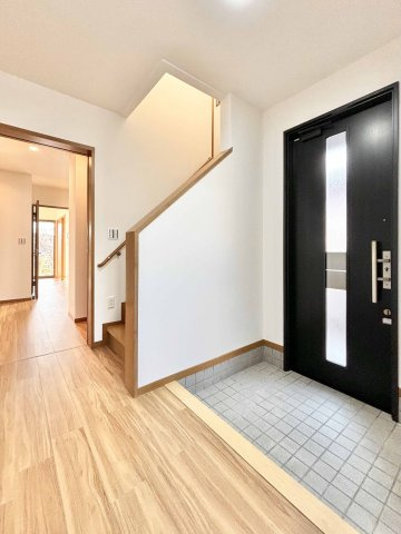 日進市赤池南２丁目戸建の玄関