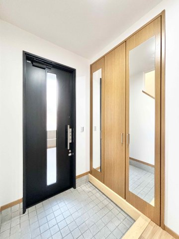 日進市赤池南２丁目戸建の玄関