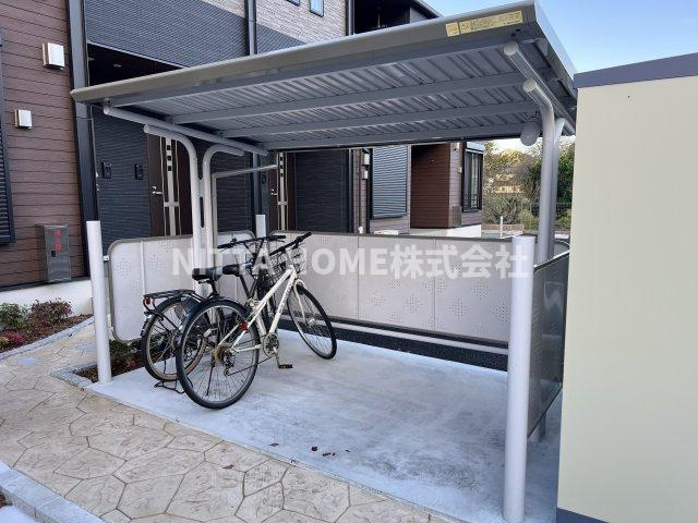 福知山市字長田のアパートの駐車場|屋根付きの駐輪場は無料です♪