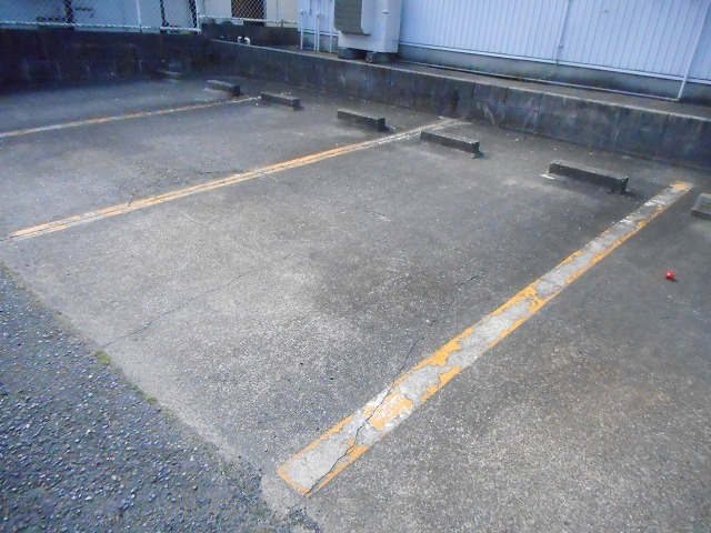 万場２丁目倉庫付事務所Ｂの駐車場