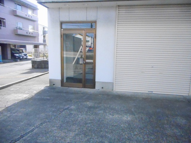 万場２丁目倉庫付事務所Ｂのエントランス