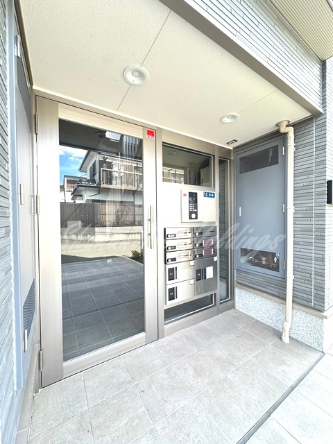 茅ヶ崎市室田２丁目のアパートのエントランス